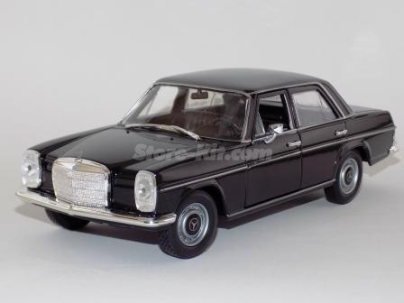 Mercedes-Benz 220D Preto