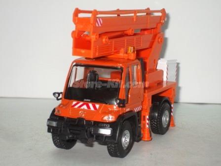 Camioneta Mercedes-Benz Unimog com grua de serviços