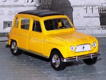 Renault 4L amarela 